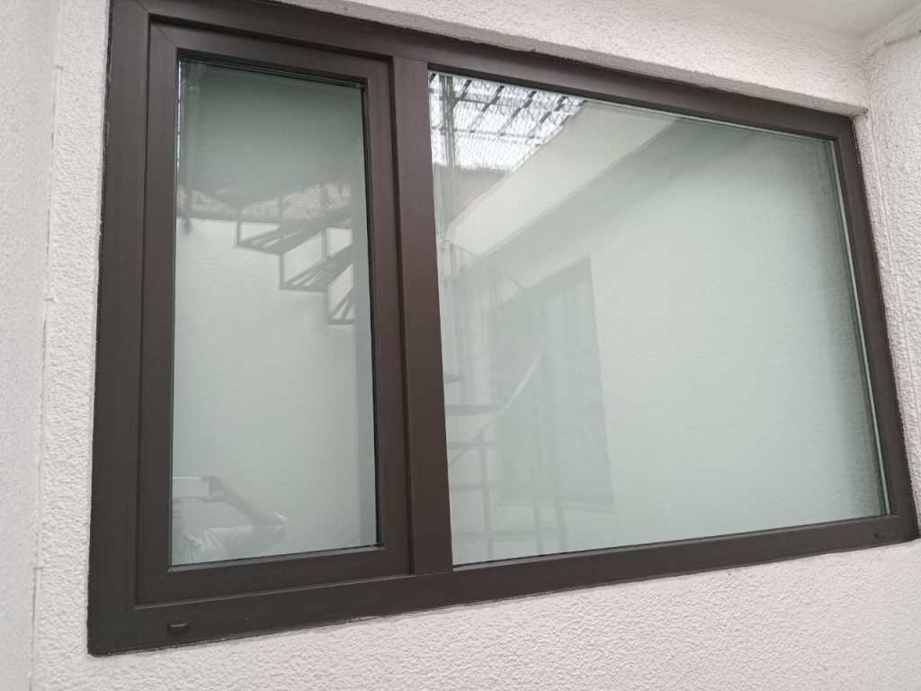 Fachada con ventanas Kömmerling